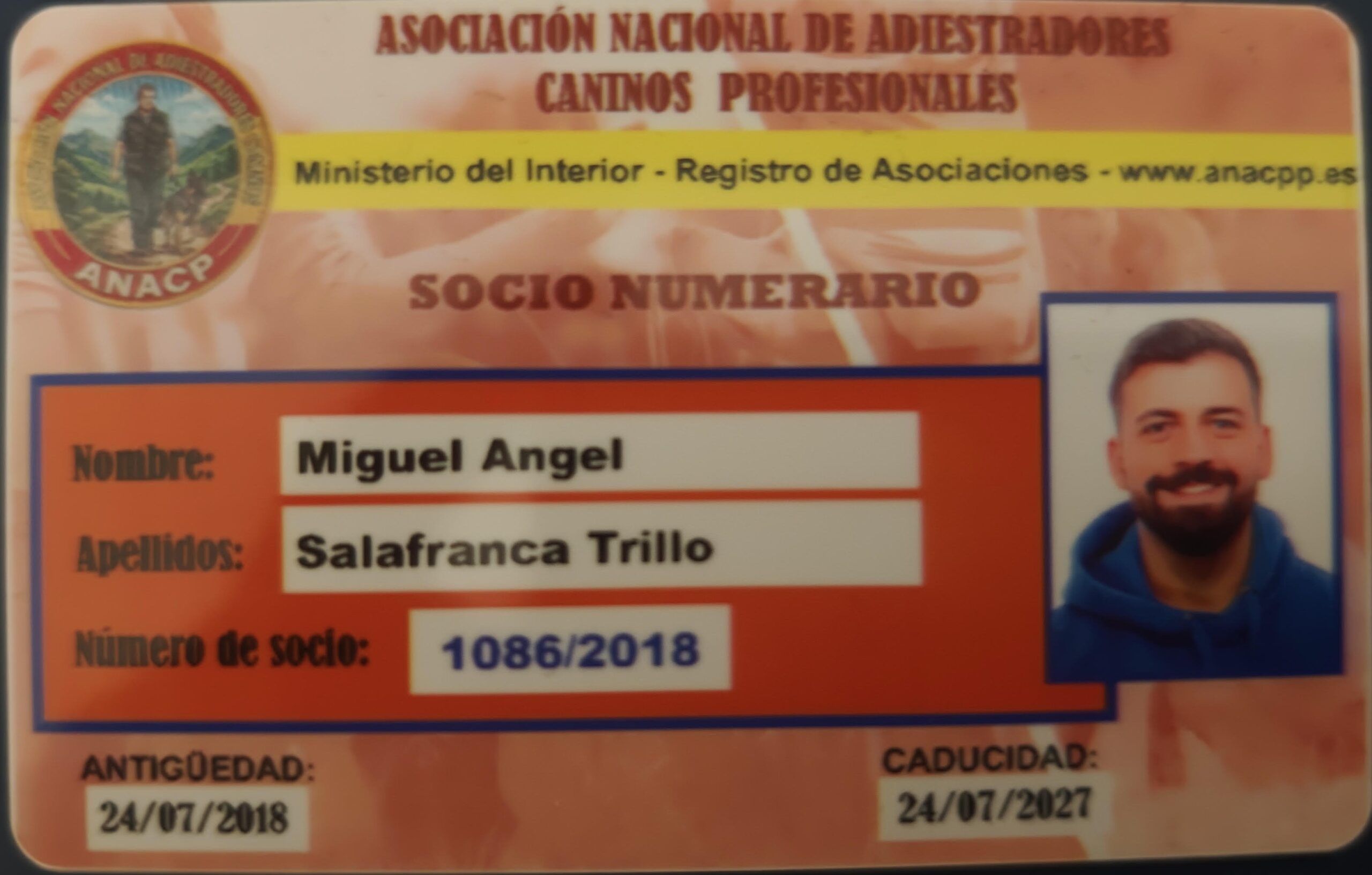 Carnet de la asociación nacional de adiestradores caninos profesionales